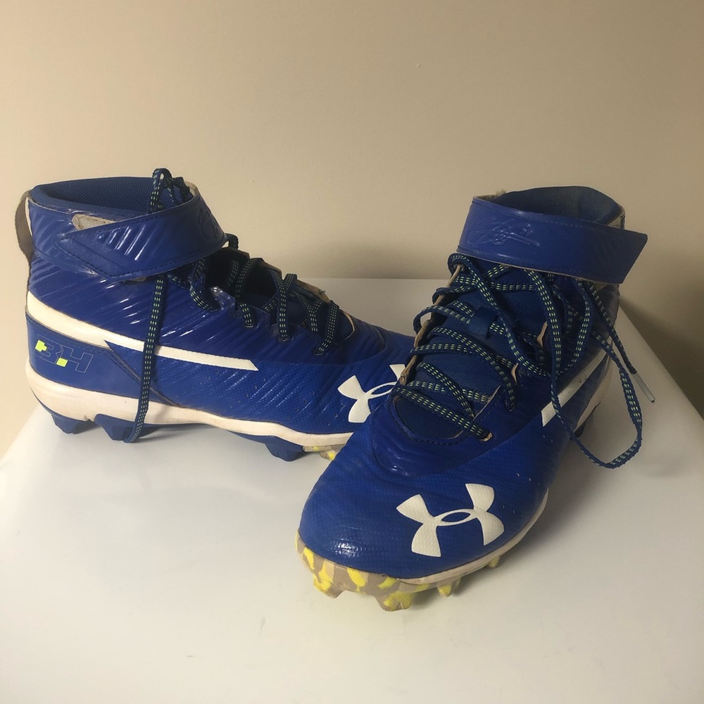 Youth size 6 Under Armour baseball cleats